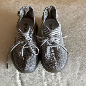 New BOOST Boys/Girls  Grey Sneakers Size 33